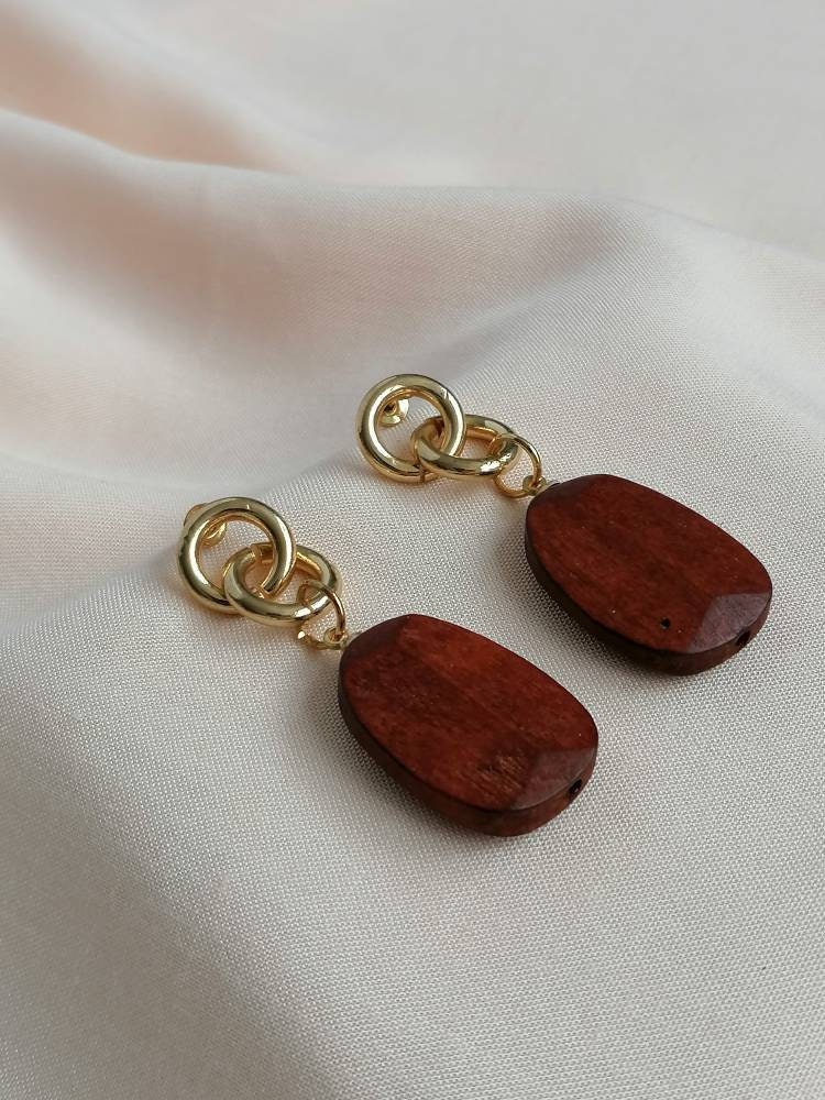 Interlinked gold loops with Wooden drop earrings