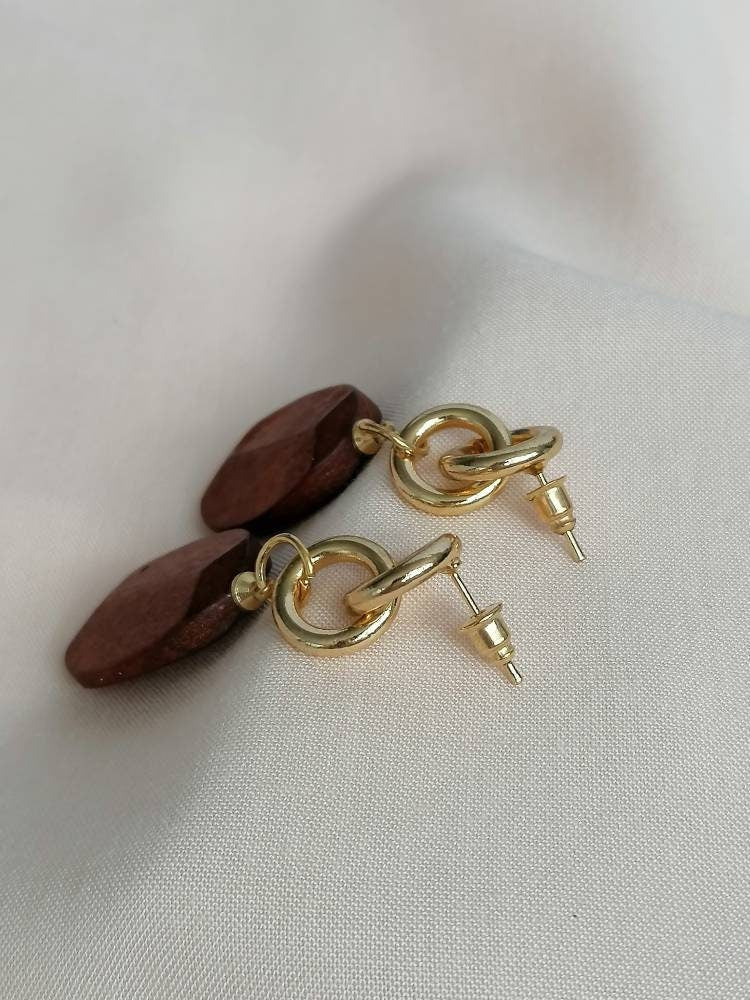 Interlinked gold loops with Wooden drop earrings