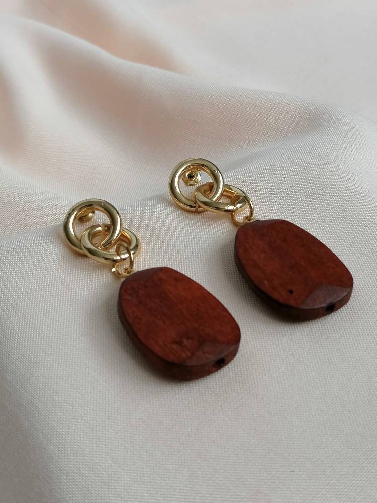 Interlinked gold loops with Wooden drop earrings