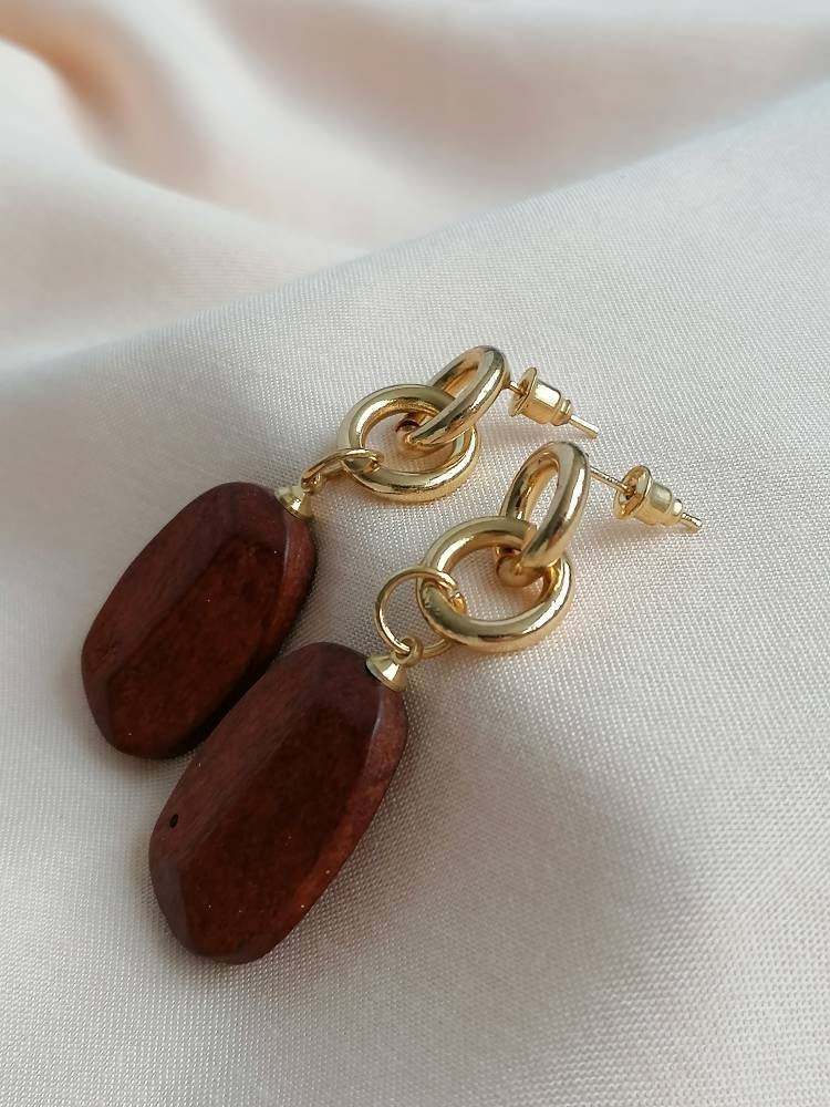 Interlinked gold loops with Wooden drop earrings